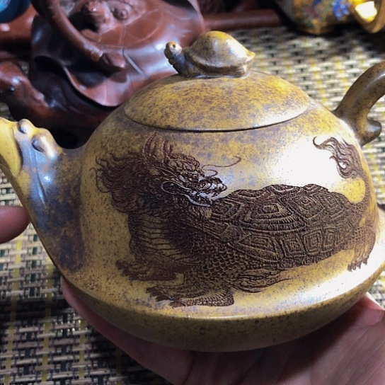 紫砂茶壶原矿泥料手工制作的紫砂壶。