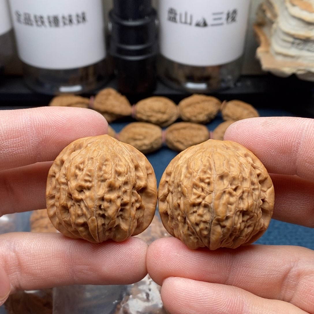 核桃把件三六绣球