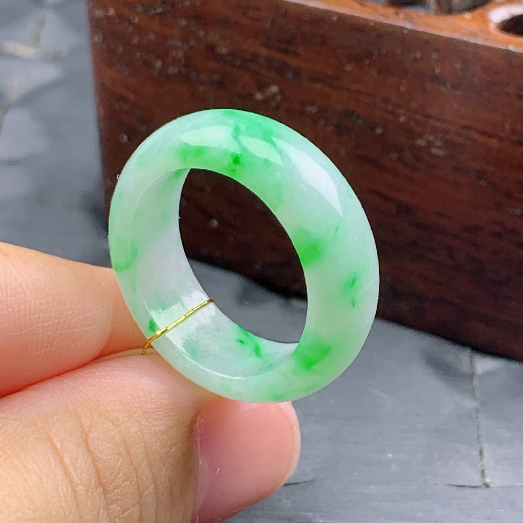 20号缅甸天然A货翡翠 T846 内径19.4/8/3.6mm 飘绿戒指宽边白底青