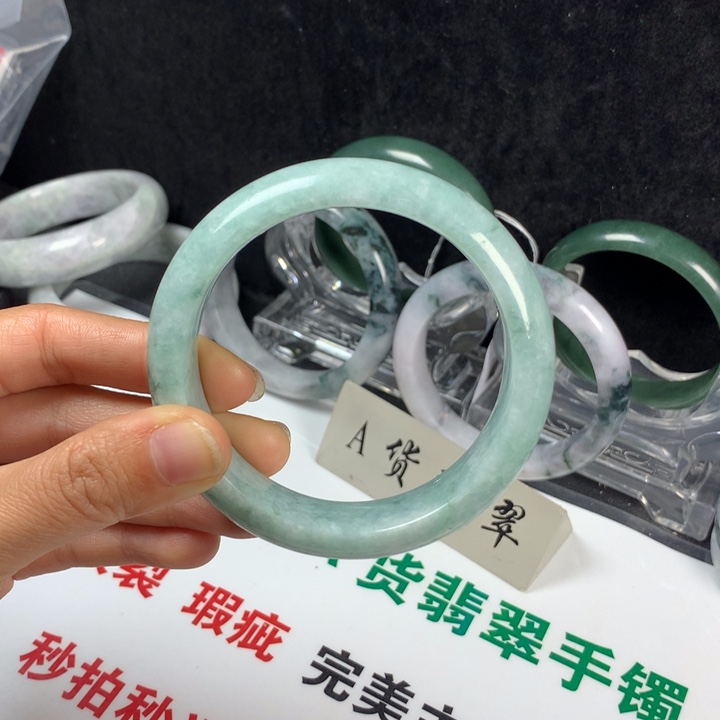 翡翠未镶嵌手镯17号。 58.8圈