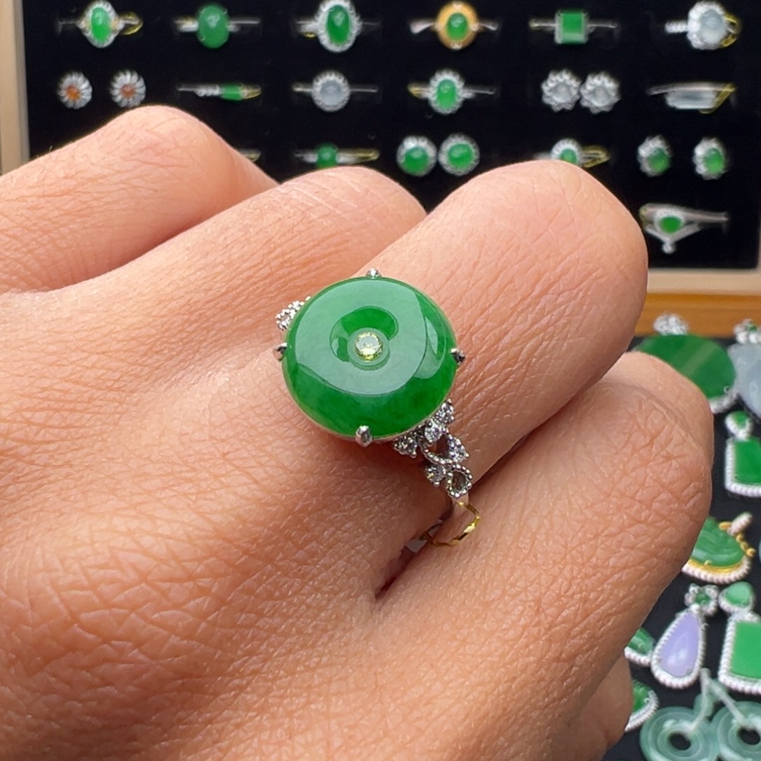 翡翠18K金镶嵌颈饰戒指