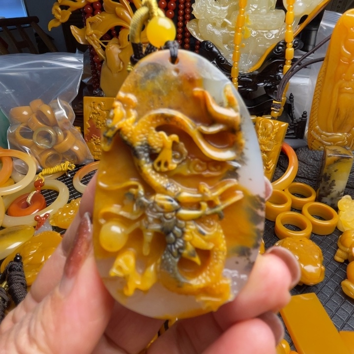 未镶嵌石英质玉（黄龙玉）颈饰
