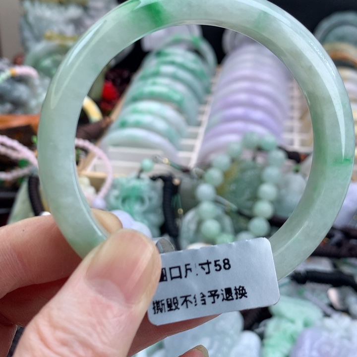 翡翠手镯未镶嵌吊坠