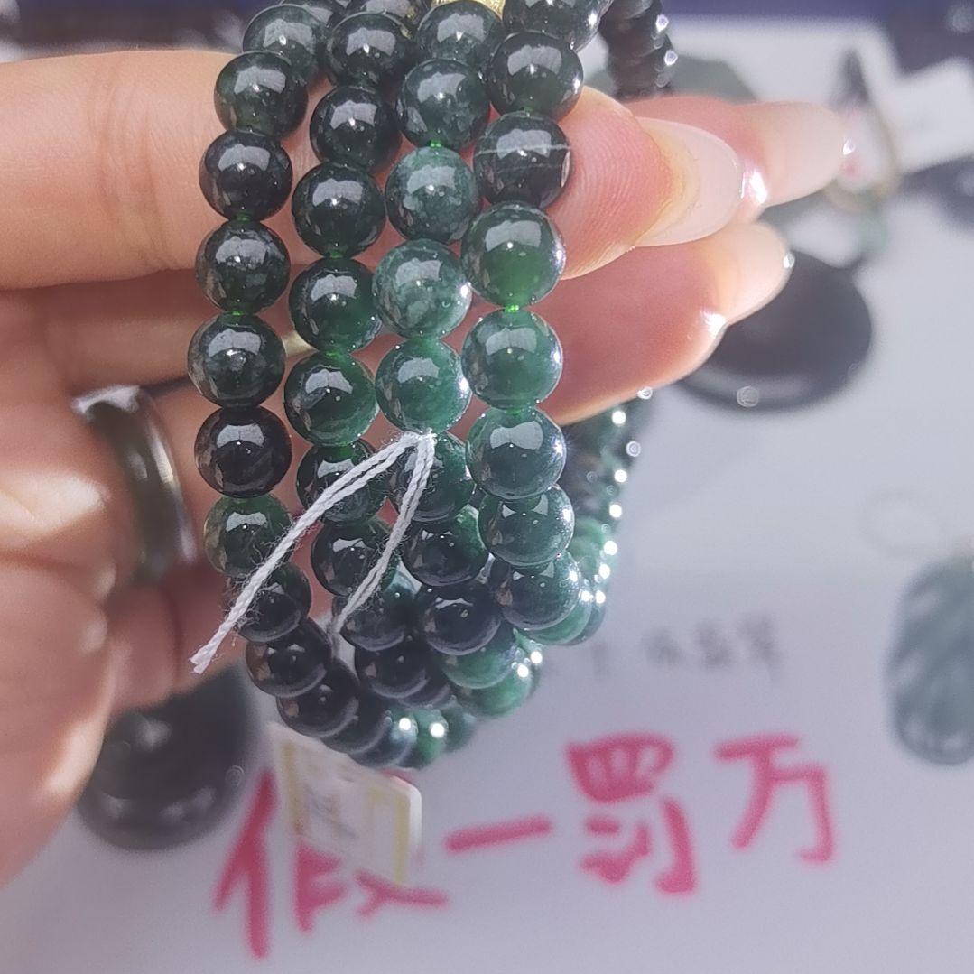 翡翠颈饰未镶嵌天然的A货翡翠