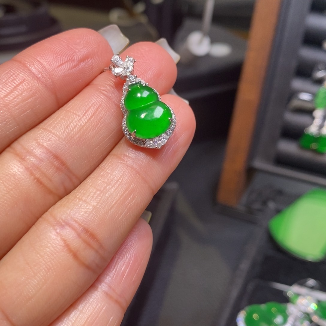 翡翠颈饰18K金镶嵌葫芦吊坠