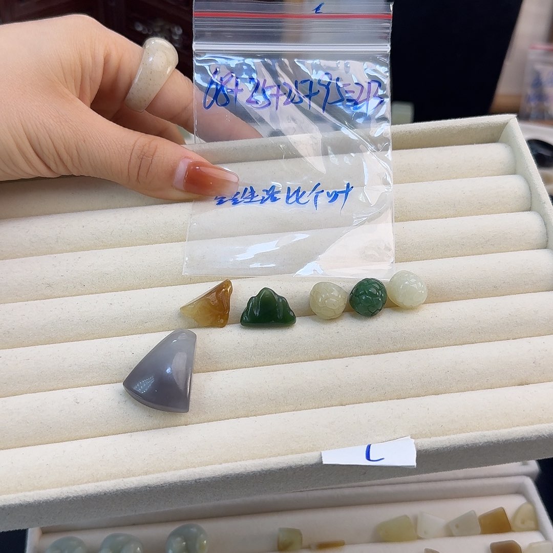 给***叶和田玉未镶嵌珠宝半成品