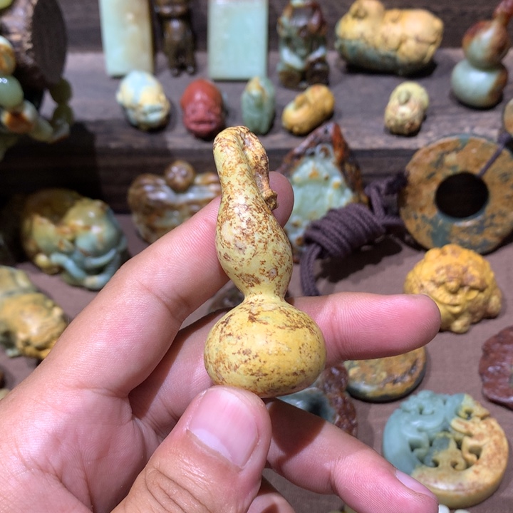未镶嵌岫岩河磨玉（透闪石质玉）把件