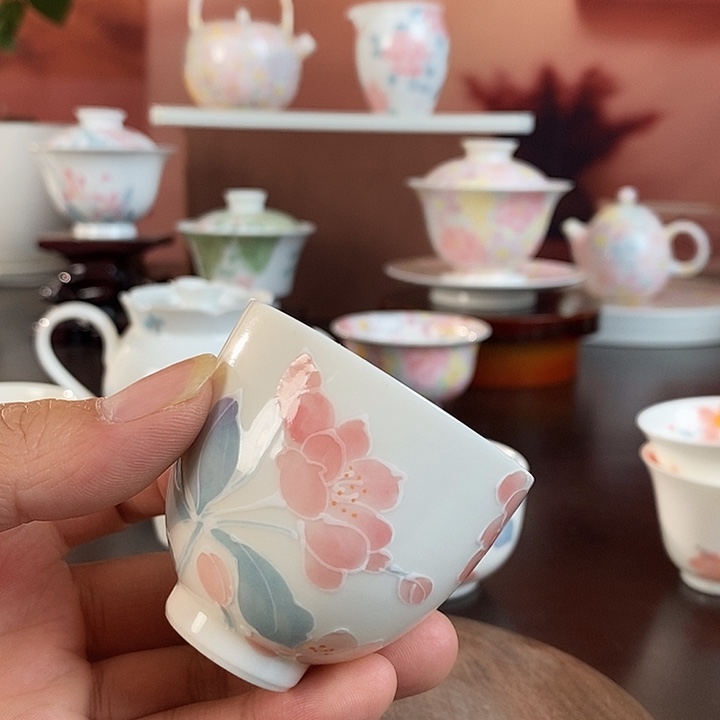 海棠花釉下手绘品茗杯