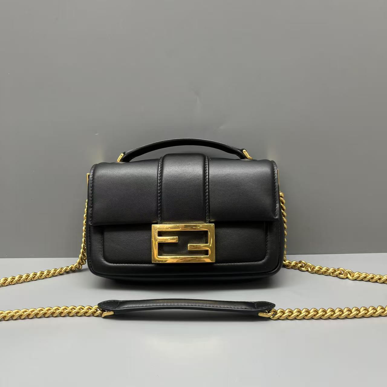 95新 FENDI/芬迪 黑金法棍链条包 尺寸19*11 SV16459