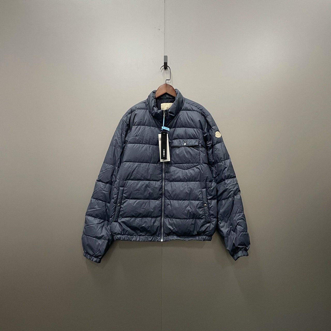 95新 MONCLER （cc1）藏蓝色羽绒服 4码/13000/fg200113