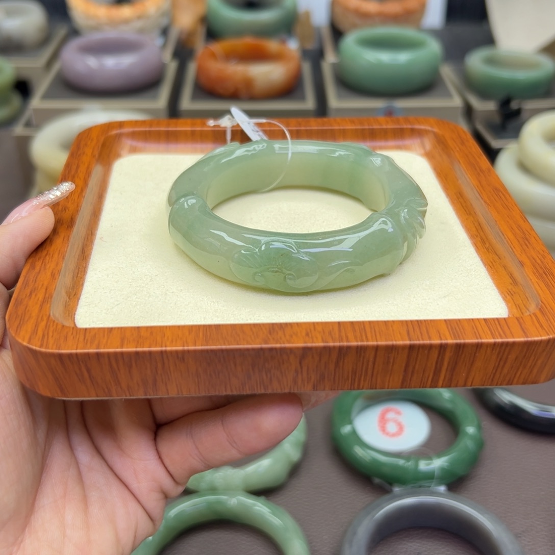 石英质玉手镯未镶嵌思*程