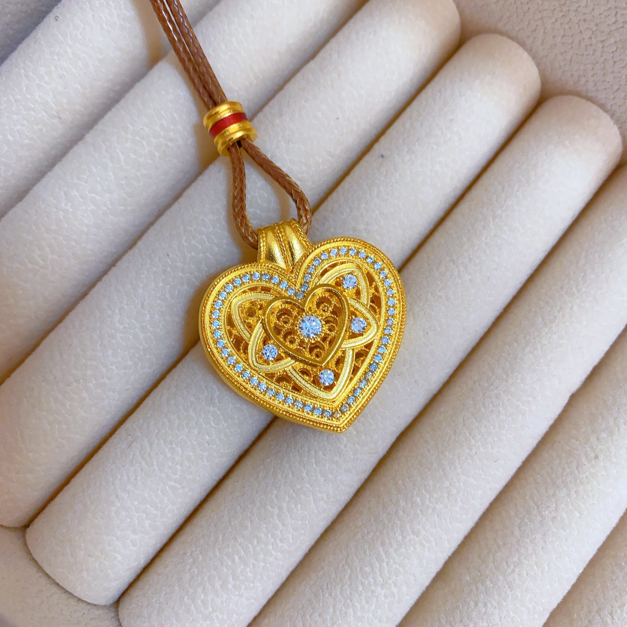 合金吊坠 镂空爱心花丝镶钻吊坠女士百搭时尚精致礼物