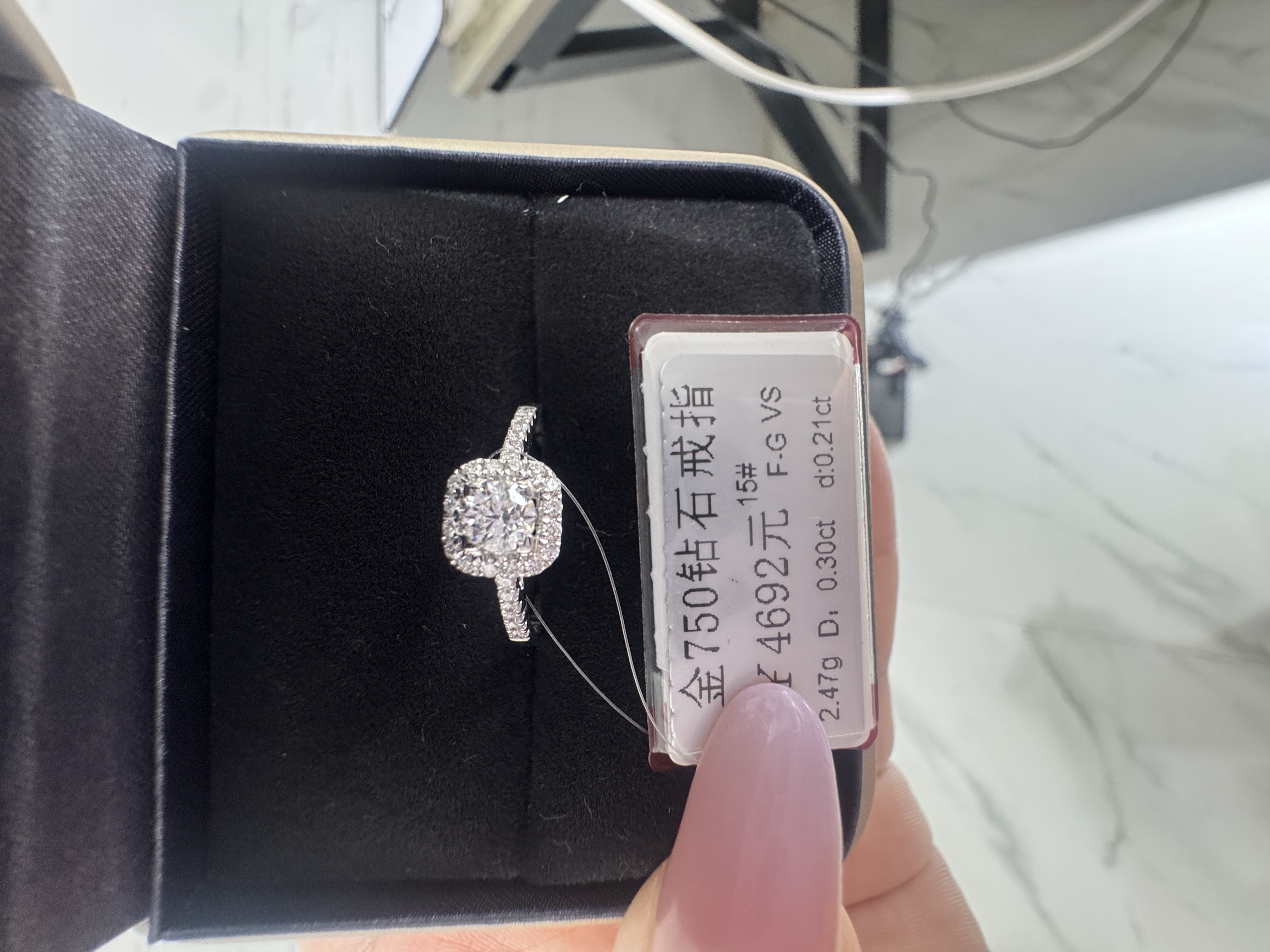 18K金天然钻石戒指