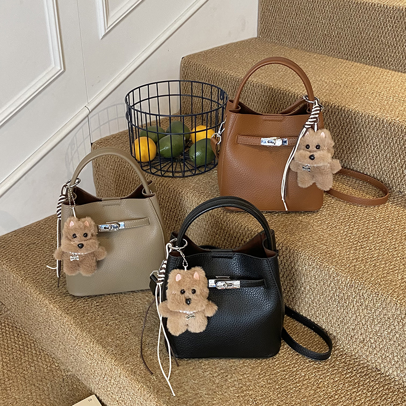 凯曼琦百搭锁扣斜挎包单根小包时尚ins水桶包【长20.5高19厚14】