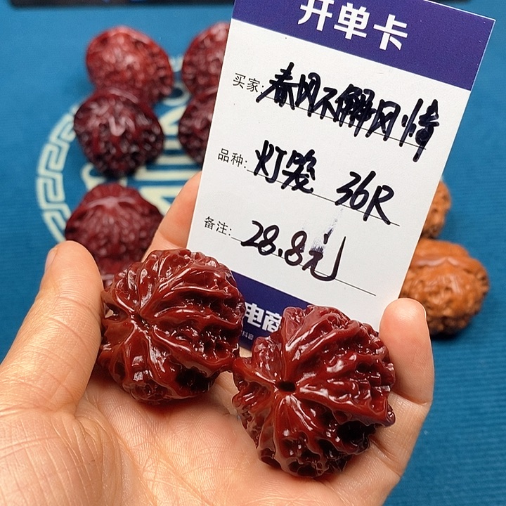 文玩核桃吊坠春****情灯笼