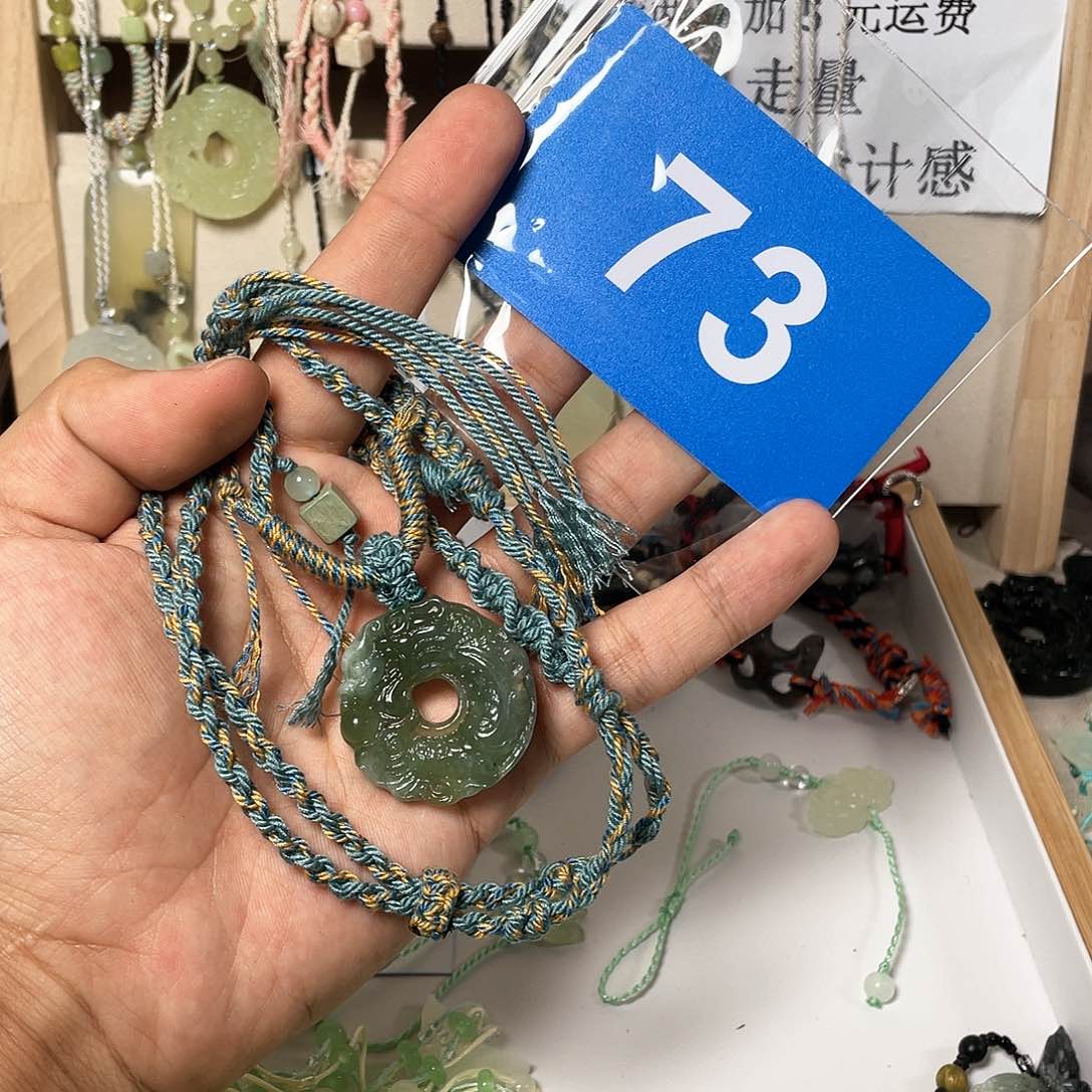 蛇纹石玉颈饰合金