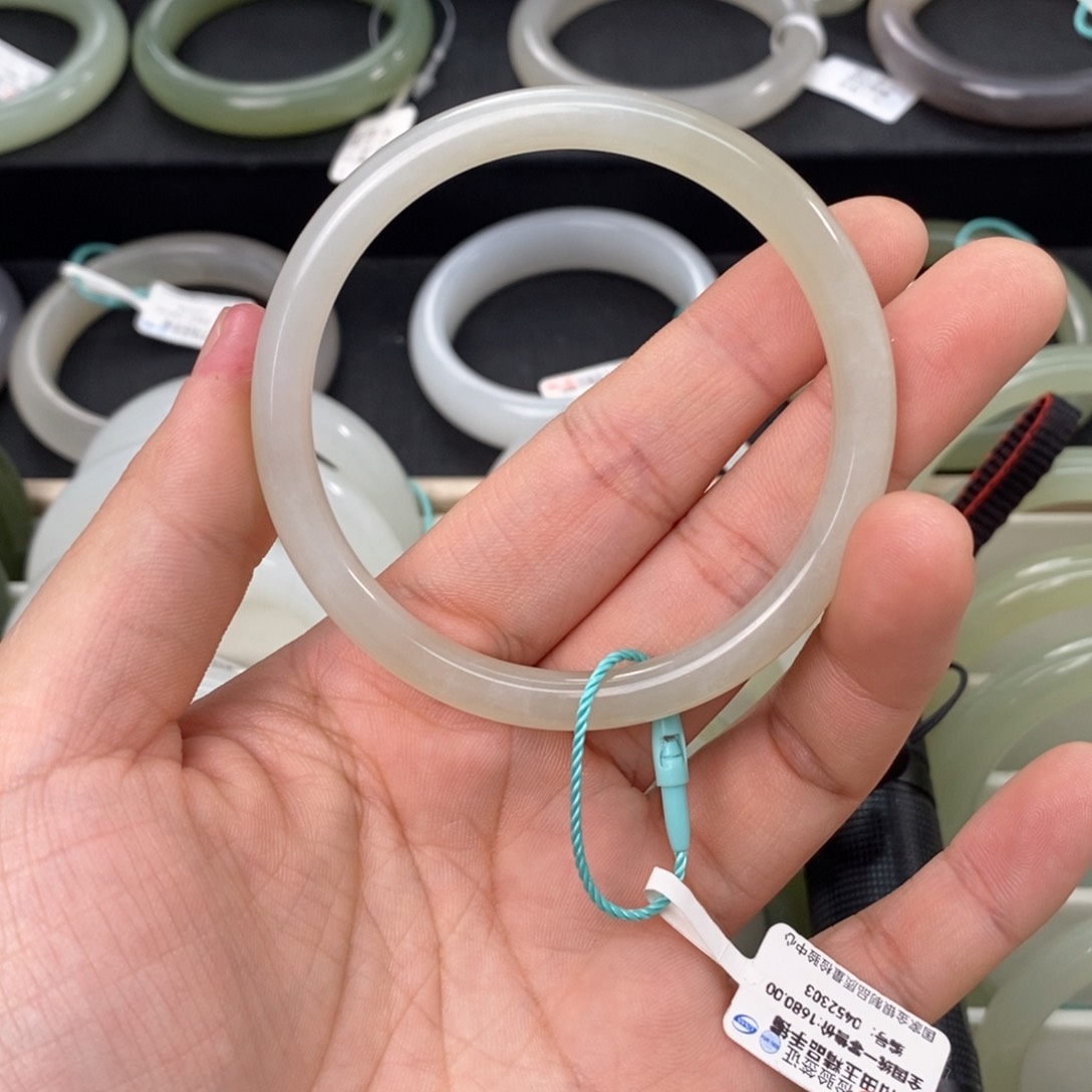 和田玉手镯未镶嵌56.57