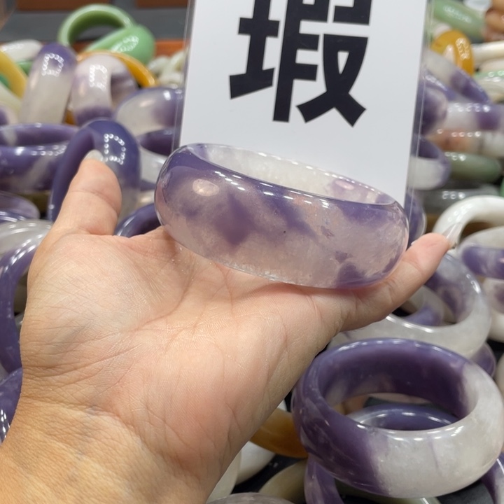 雄***狮石英质玉未镶嵌珠宝奇石