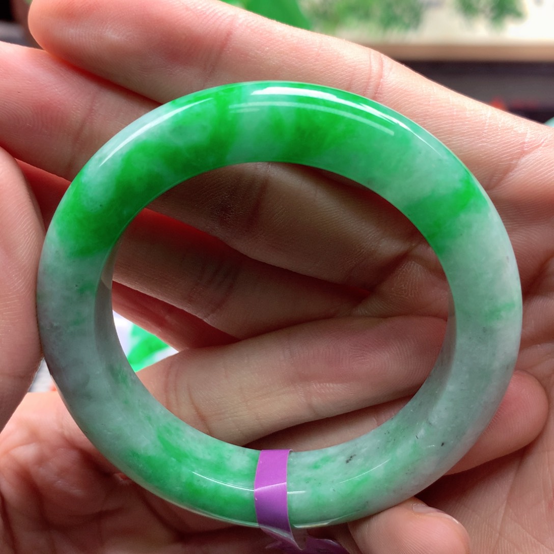 翡翠手镯未镶嵌自**明缅甸翡翠