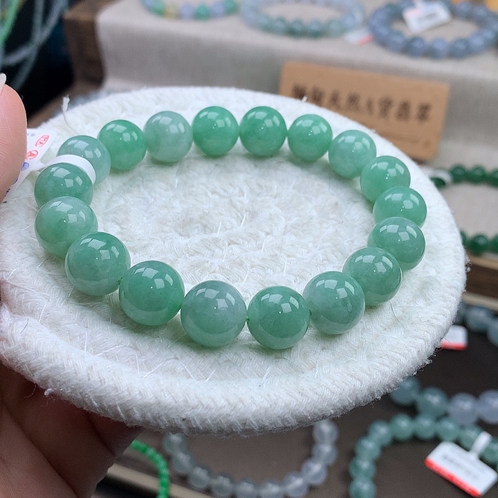 翡翠未镶嵌手链果阳绿，糯种无瑕，炸