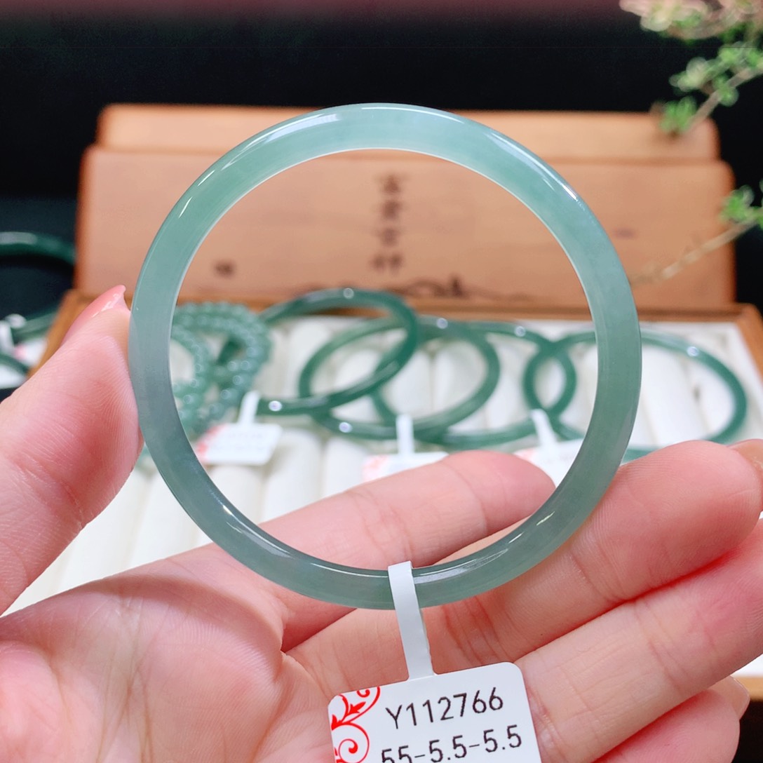 翡翠手镯未镶嵌天然