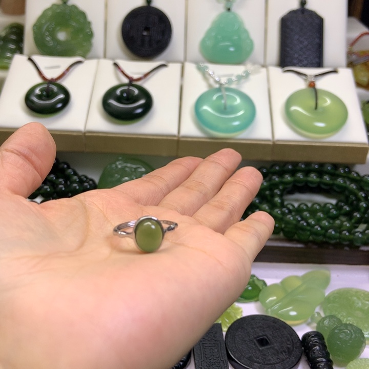 【闪购商品】未镶嵌蛇纹石玉颈饰苏**意