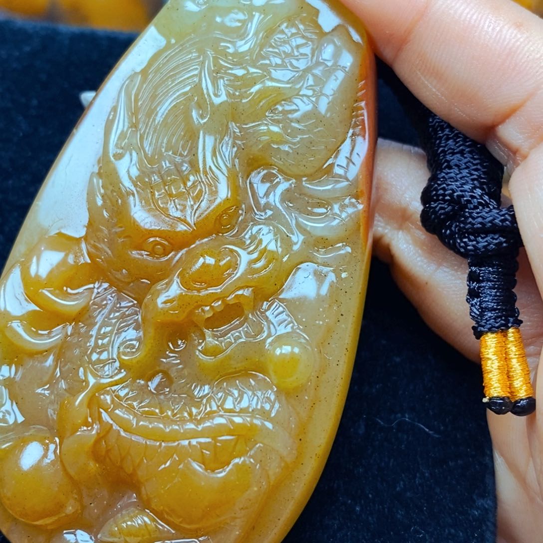 未镶嵌石英质玉（黄龙玉）颈饰