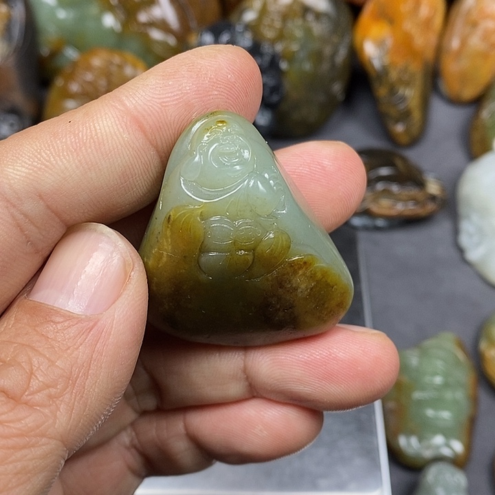 和田玉未镶嵌把件