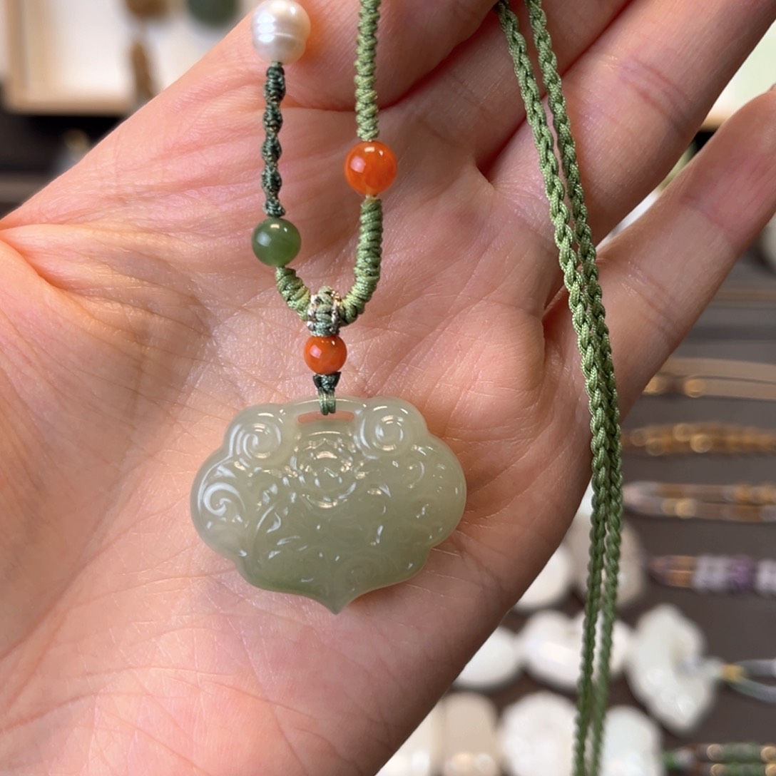 和田玉未镶嵌颈饰爱心雕花锁