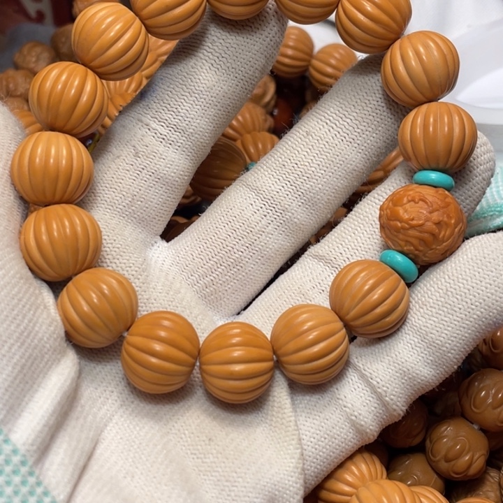 猴头核桃手串。*瓜珠