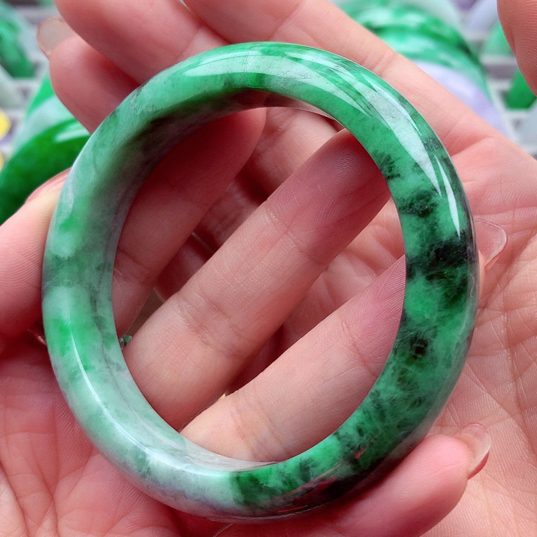 翡翠手镯未镶嵌翡翠