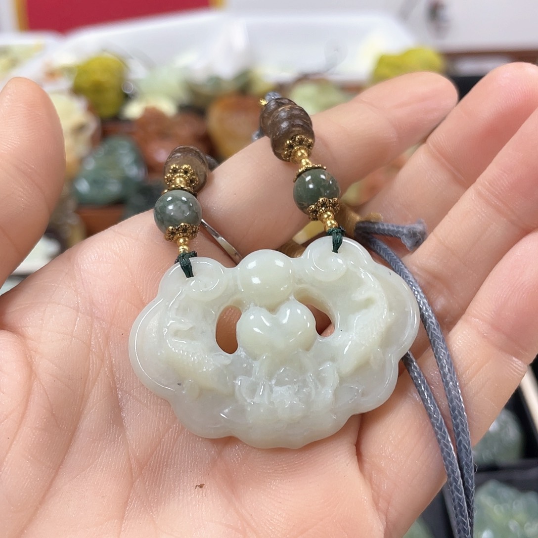 蛇纹石玉颈饰未镶嵌