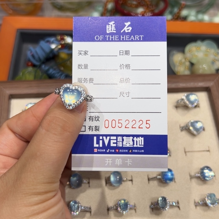 卷***耳未镶嵌蛇纹石玉手镯