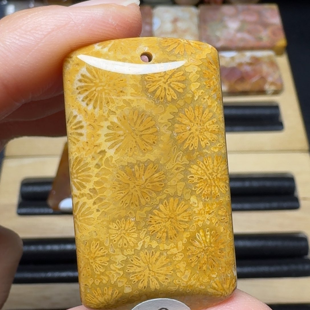 硅化玉金黄大花未镶嵌