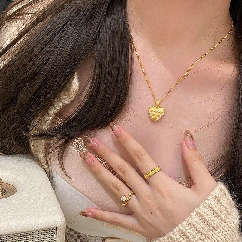 铜合金项链 拉丝菱格爱心项链2025新款法式复古轻奢锁骨链饰品