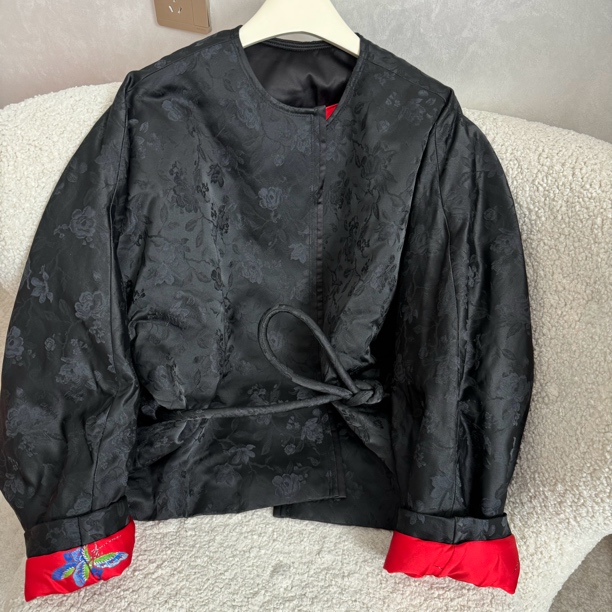 【年服系列】新中式高级暗纹提花蝴蝶红内衬绑带上衣