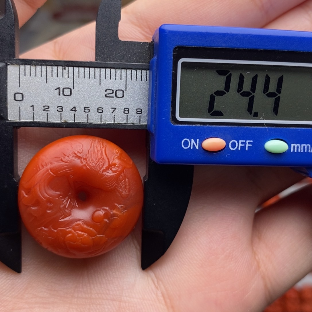 南红玛瑙配饰未镶嵌凤凰牡丹扣 微瑕矿点