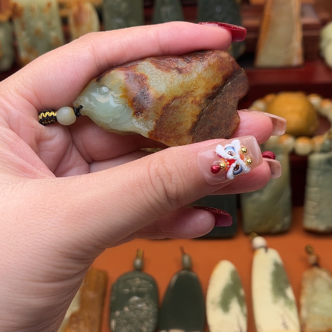 岫岩河磨玉（透闪石质玉）颈饰未镶嵌阿*