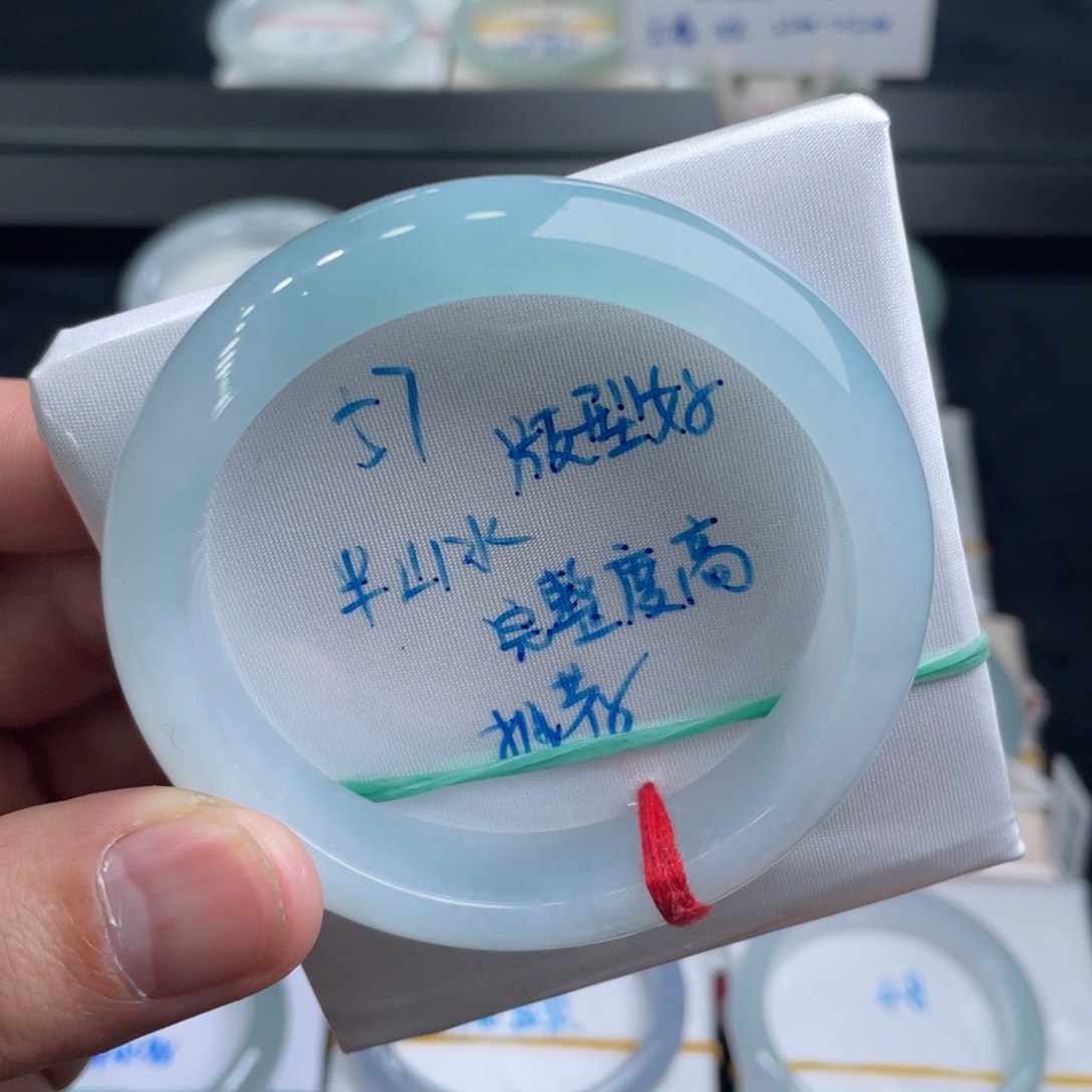 翡翠手镯未镶嵌翡翠手镯