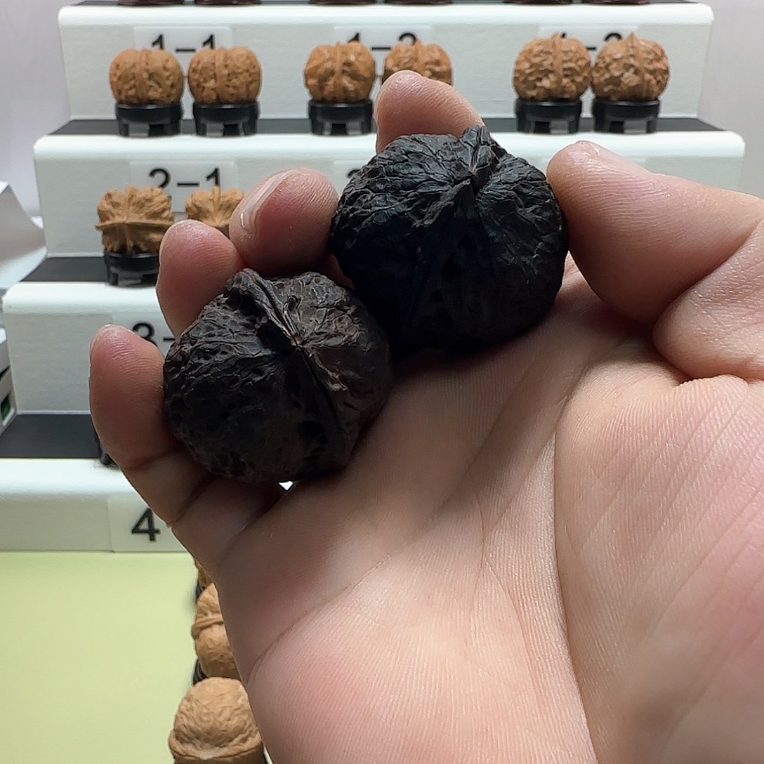 文玩核桃吊坠吕***?黑煤球