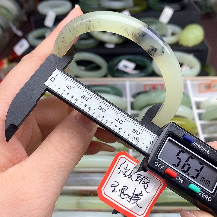 蛇纹石玉手镯未镶嵌560