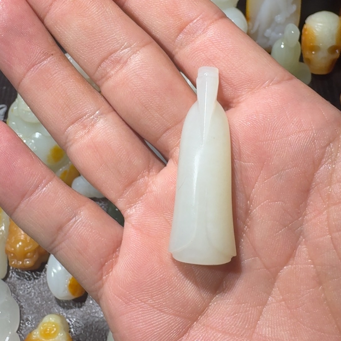 身***己和田玉未镶嵌挂件