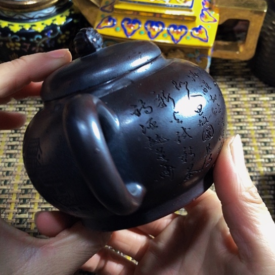 紫砂茶壶原矿泥料手工制作的紫砂壶。