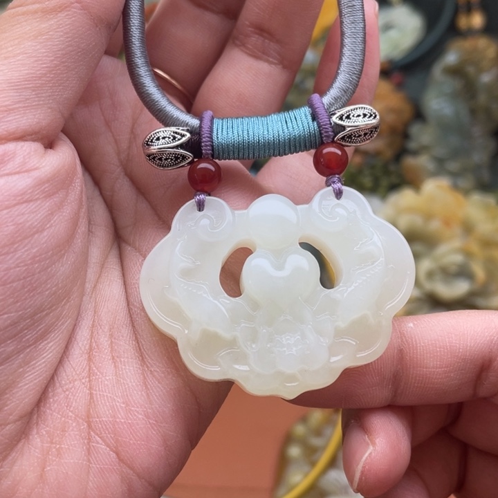 蛇纹石玉吊坠合金