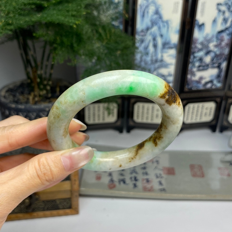 58老料飘绿复古沁色圆条手镯 天然翡翠A货