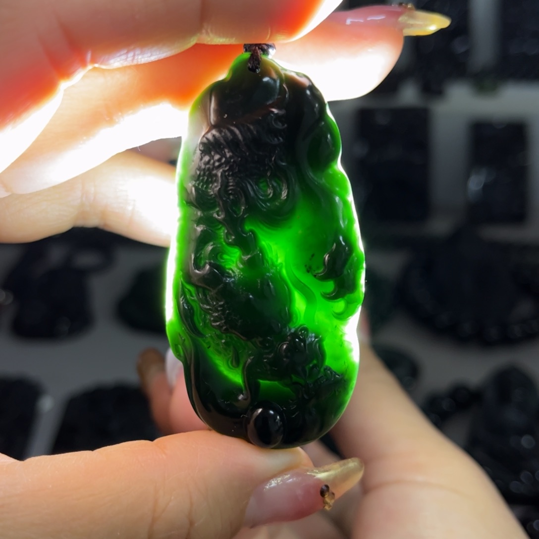 蛇纹石玉颈饰合金