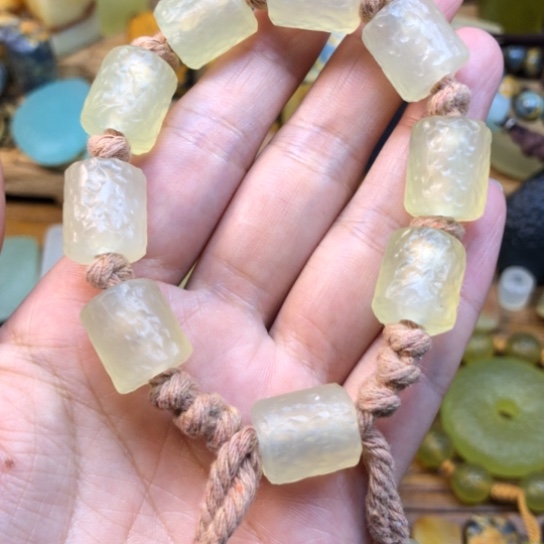 长***鹿蛇纹石玉合金颈饰