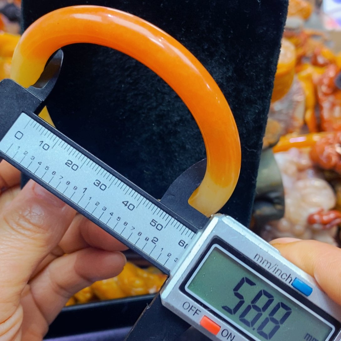 未镶嵌石英质玉（黄龙玉）颈饰