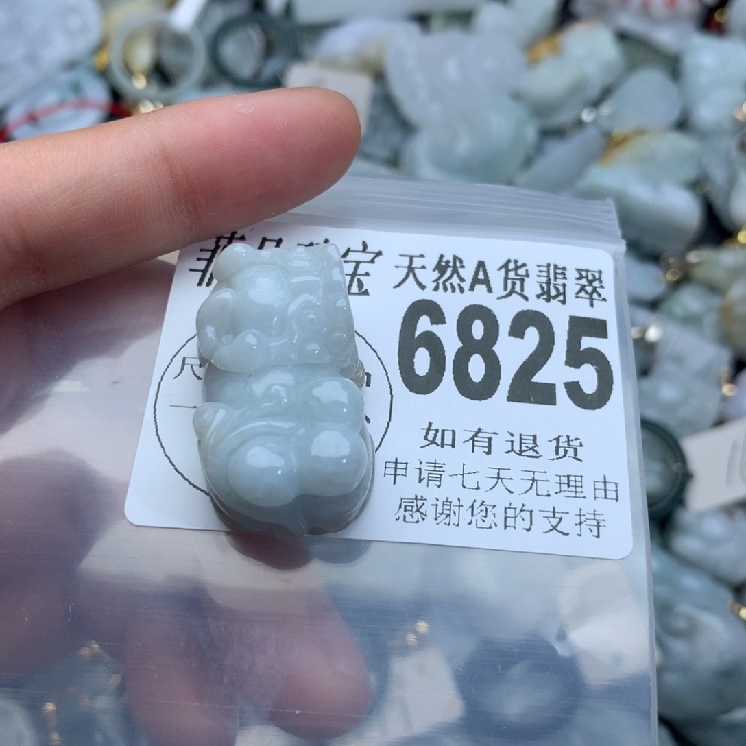 翡翠颈饰未镶嵌6825。