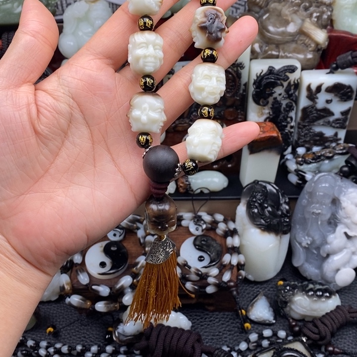 李***草和田玉未镶嵌颈饰